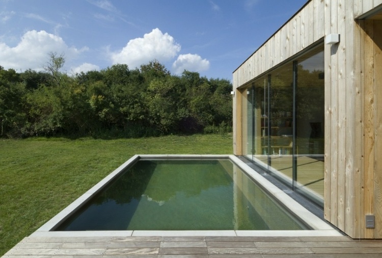 Modern Weekend House in Buš