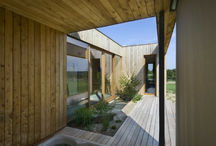 Modern Weekend House in Buš