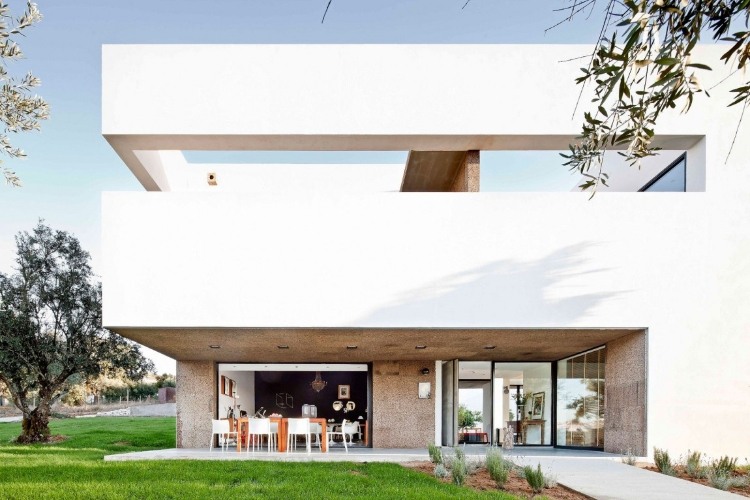 Villa Extramuros by Vora Arquitectura