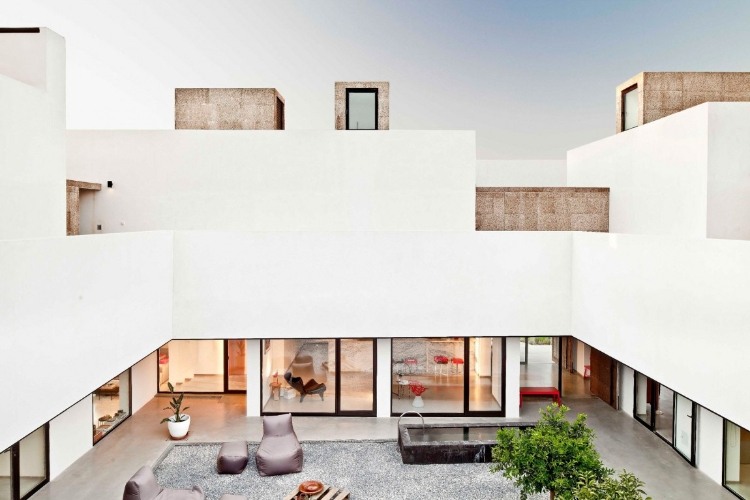 Villa Extramuros by Vora Arquitectura