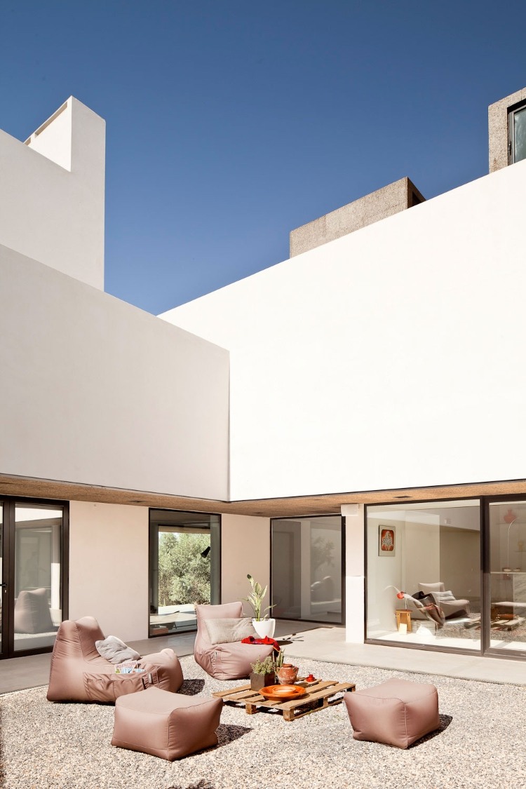 Villa Extramuros by Vora Arquitectura