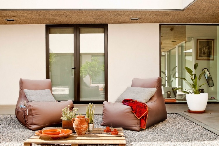 Villa Extramuros by Vora Arquitectura