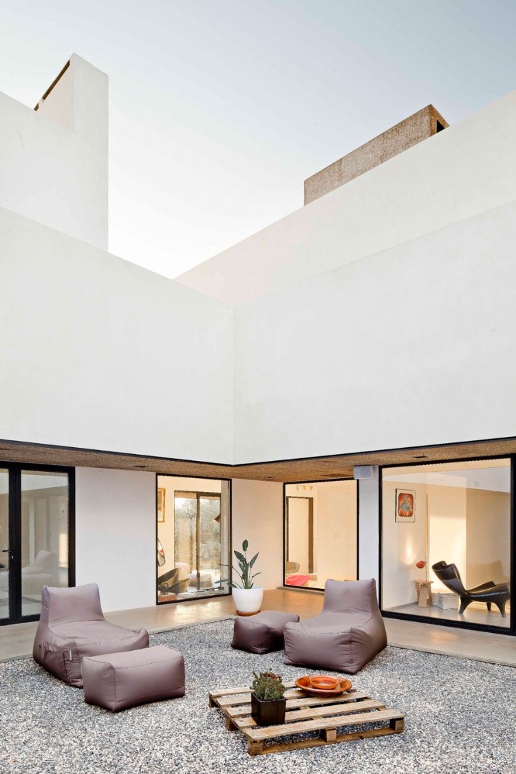 Villa Extramuros by Vora Arquitectura
