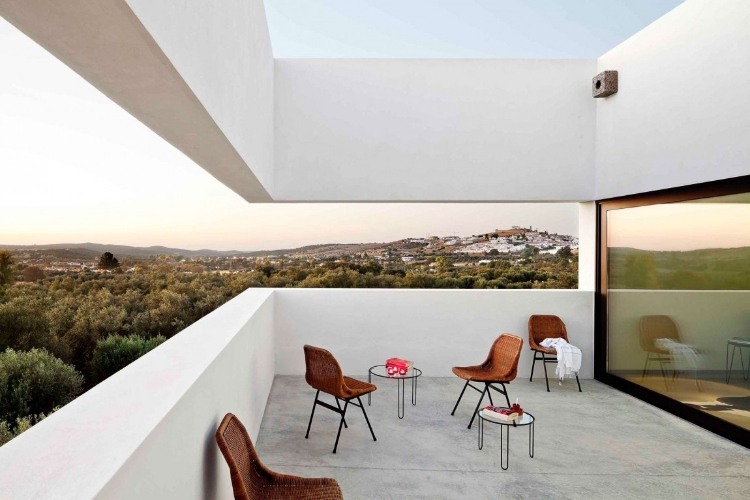 Villa Extramuros by Vora Arquitectura