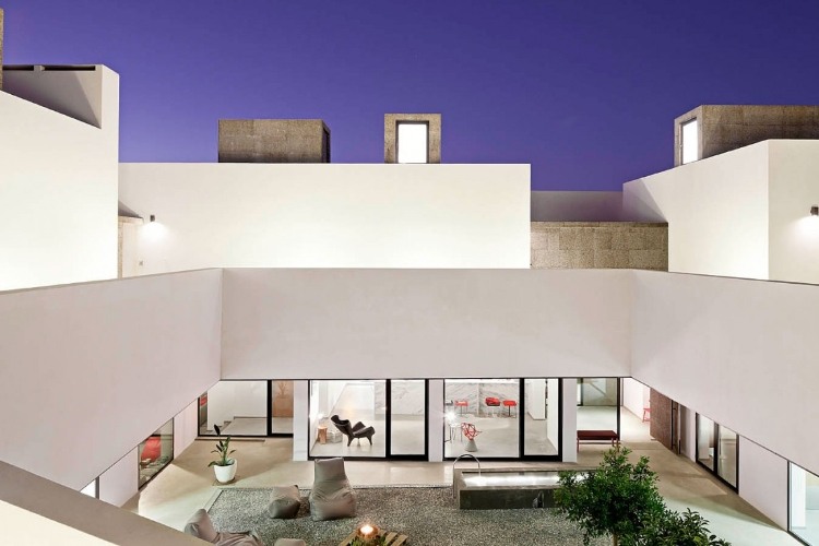 Villa Extramuros by Vora Arquitectura