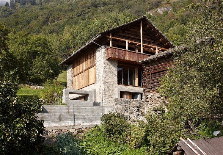 Barn redesign by Ruinelli Associati Architetti