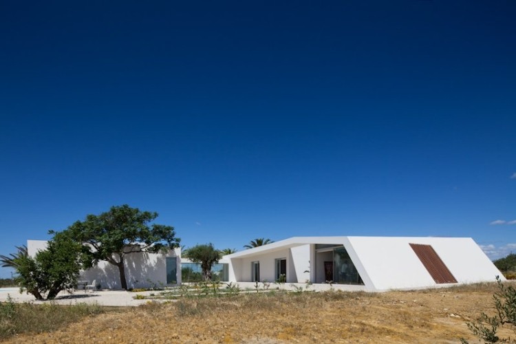 Tavira House by Vitor Vilhena
