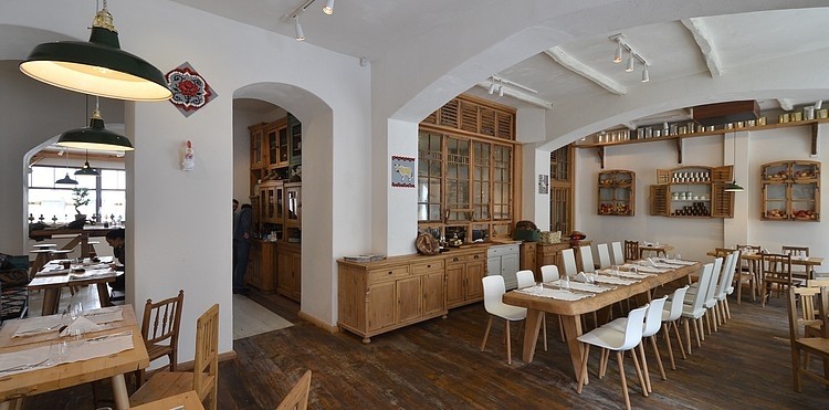 Lacrimi si Sfinti restaurant