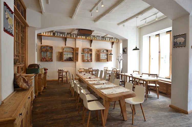 Lacrimi si Sfinti restaurant