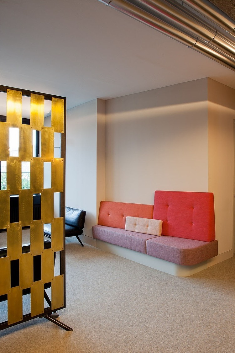 Western Dermatology by Karhard Architektur + Design