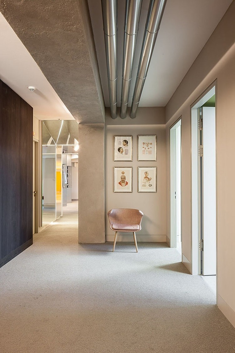 Western Dermatology by Karhard Architektur + Design