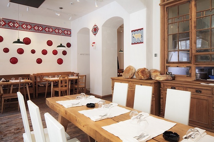 Lacrimi si Sfinti restaurant