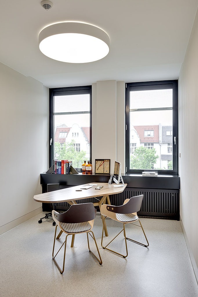 Western Dermatology by Karhard Architektur + Design