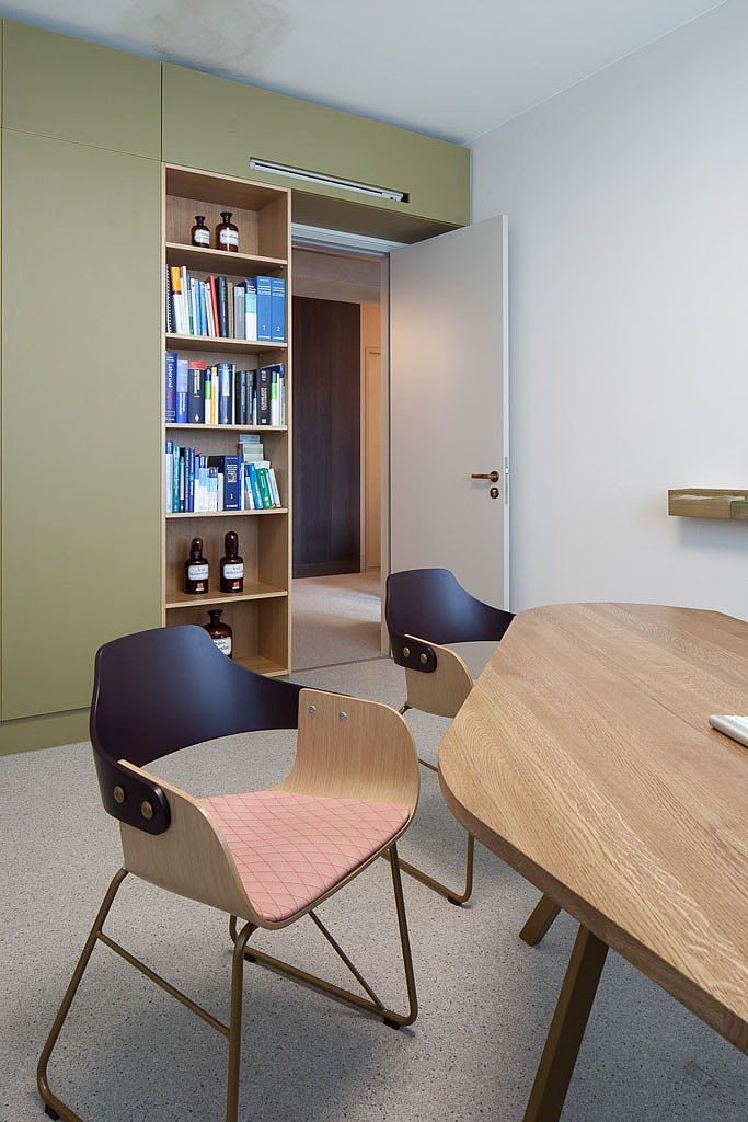 Western Dermatology by Karhard Architektur + Design