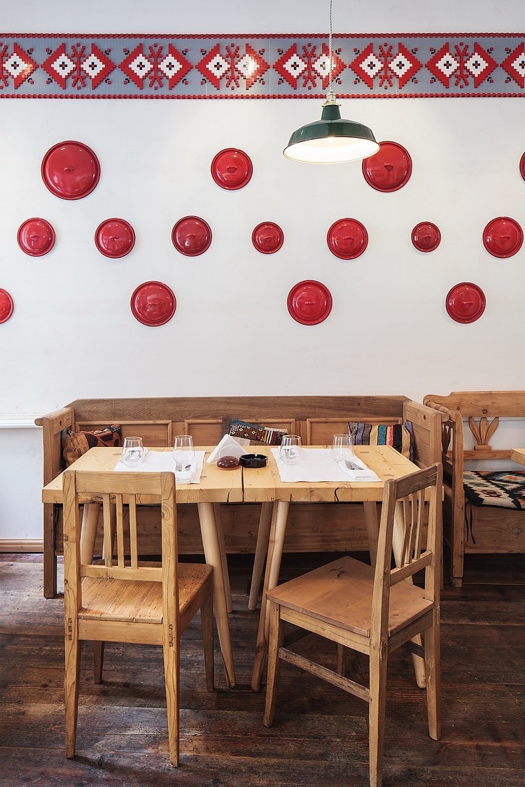Lacrimi si Sfinti restaurant