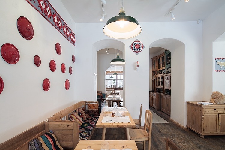 Lacrimi si Sfinti restaurant