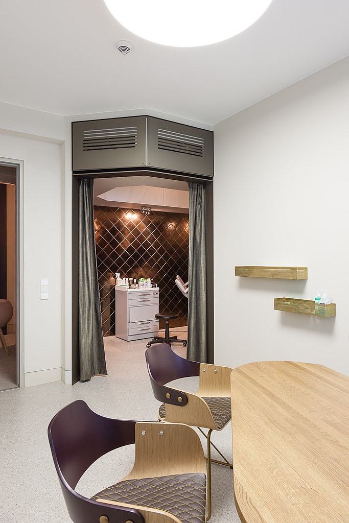 Western Dermatology by Karhard Architektur + Design