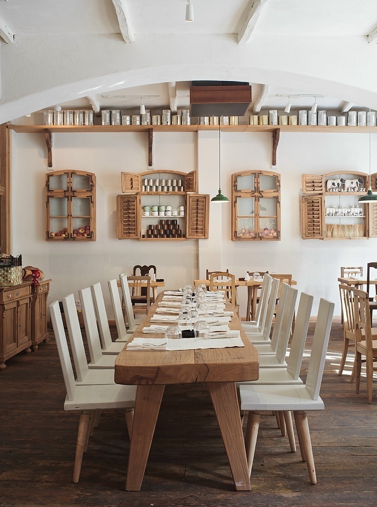 Lacrimi si Sfinti restaurant