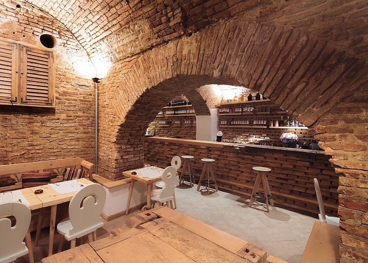 Lacrimi si Sfinti restaurant