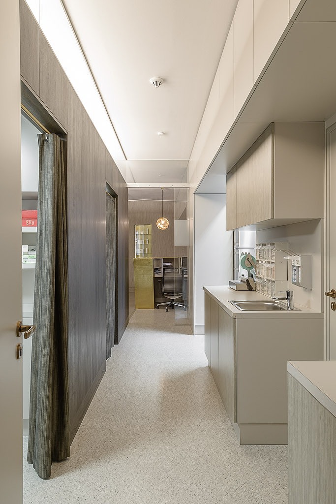 Western Dermatology by Karhard Architektur + Design