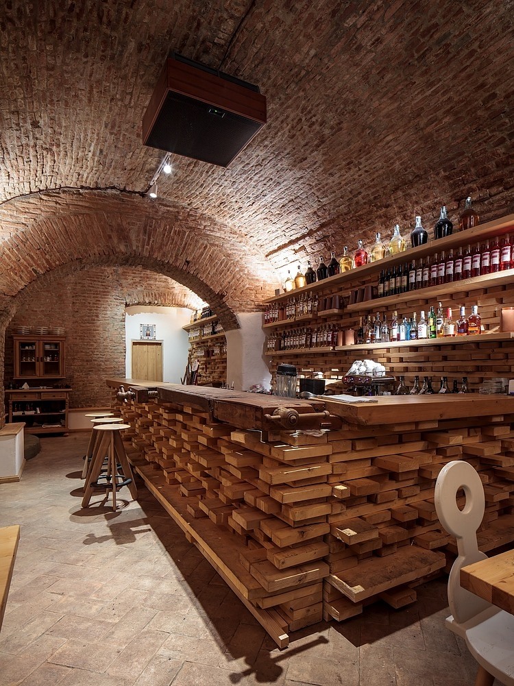 Lacrimi si Sfinti restaurant