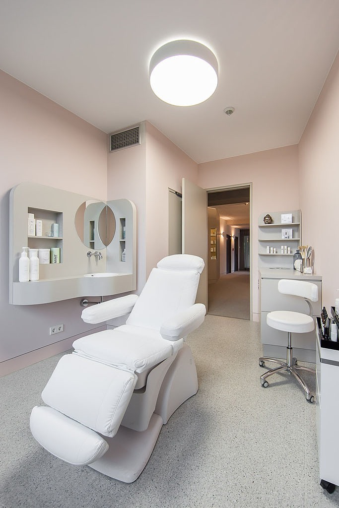 Western Dermatology by Karhard Architektur + Design