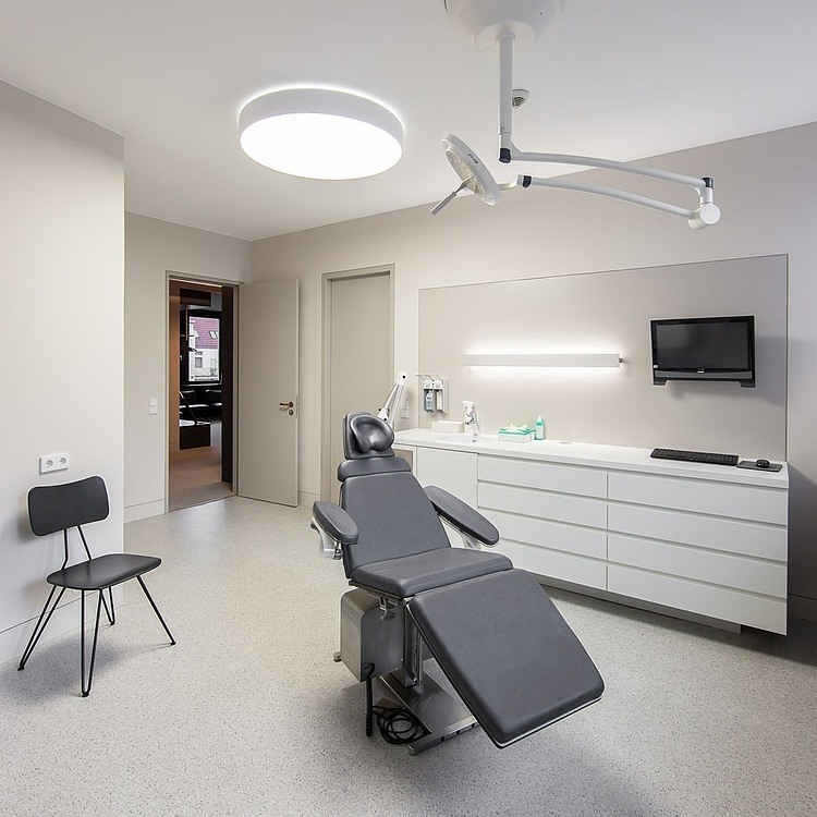 Western Dermatology by Karhard Architektur + Design