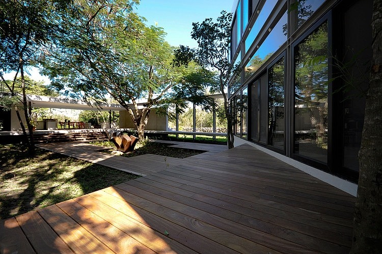 House Among Trees by Muñoz Arquitectos Asociados