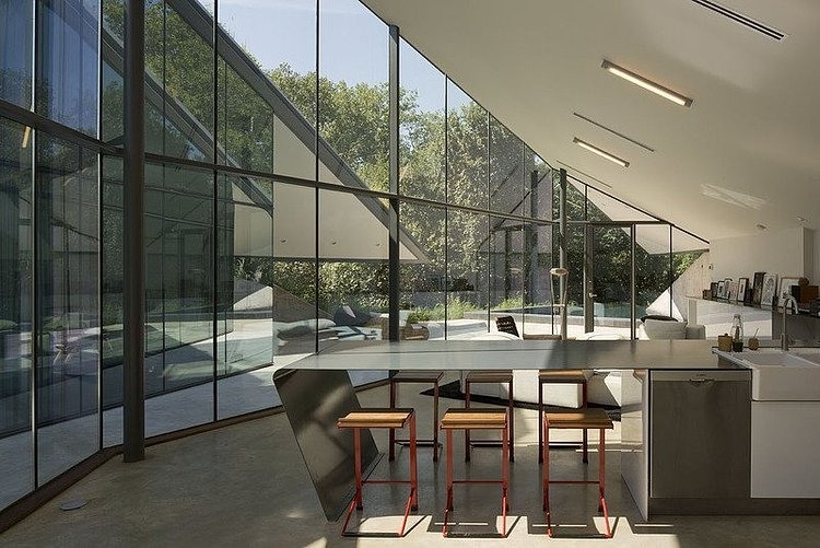 Edgeland House by Bercy Chen Studio LP