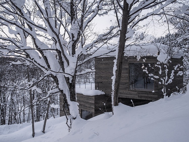 L House in Hirafu by Florian Busch Architects