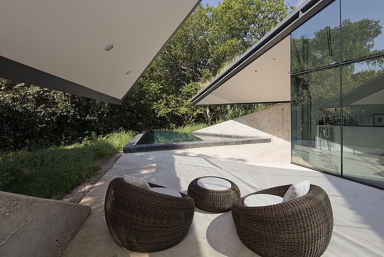 Edgeland House by Bercy Chen Studio LP