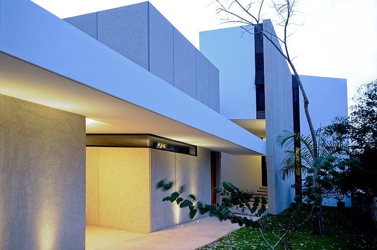 House Among Trees by Muñoz Arquitectos Asociados