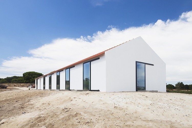 Sítio da Lezíria by Atelier Data