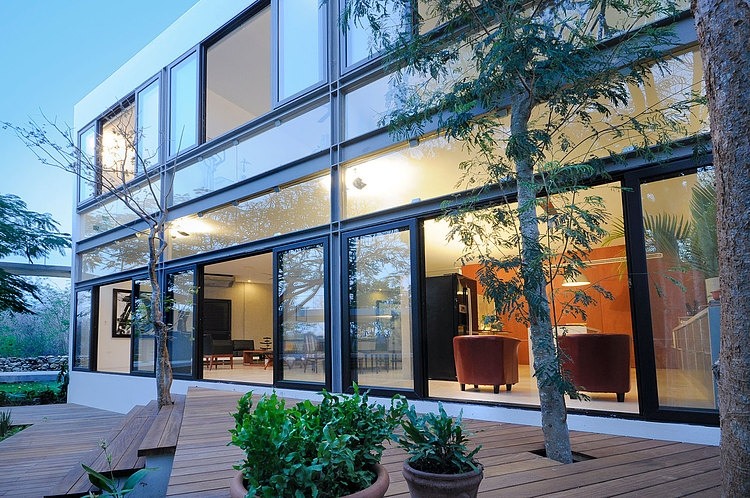 House Among Trees by Muñoz Arquitectos Asociados