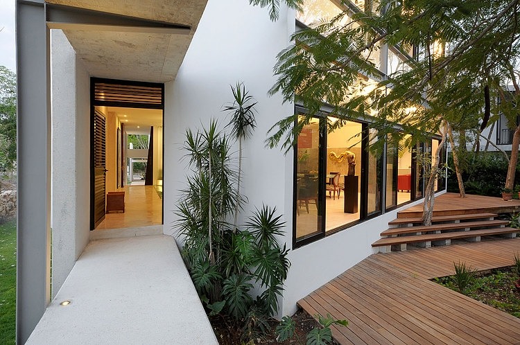 House Among Trees by Muñoz Arquitectos Asociados