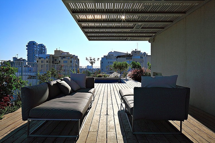 Rooftop Apartment by Amitzi Architects