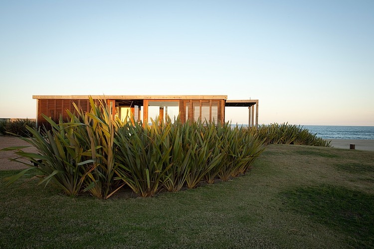 Beach House by Martin Gomez Arquitectos
