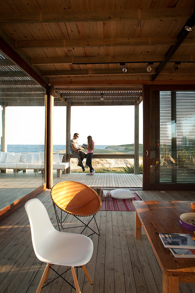 Beach House by Martin Gomez Arquitectos