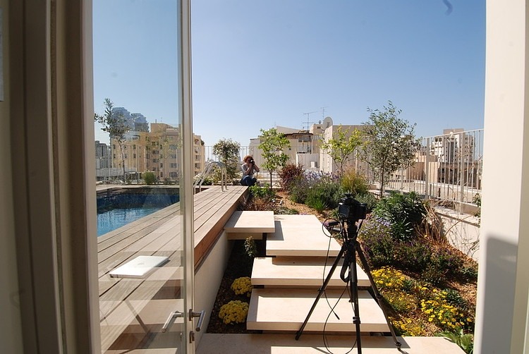 Rooftop Apartment by Amitzi Architects