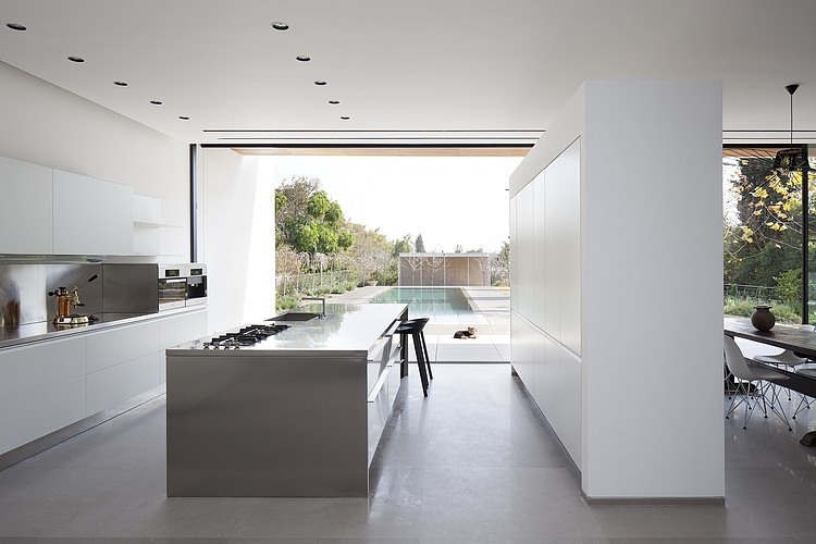 Kfar Shmaryahu House by Pitsou Kedem Architects