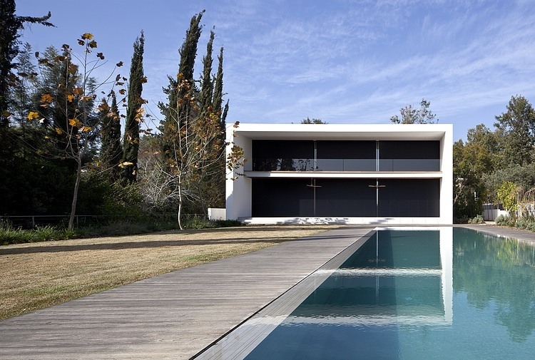 Kfar Shmaryahu House by Pitsou Kedem Architects