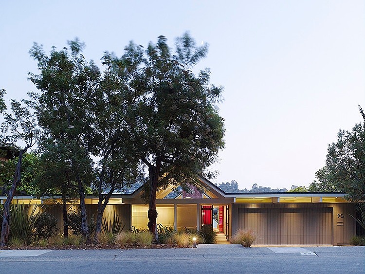 Lagoon House by Gary Hutton
