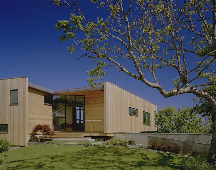 Bluff House by Robert Young Architects