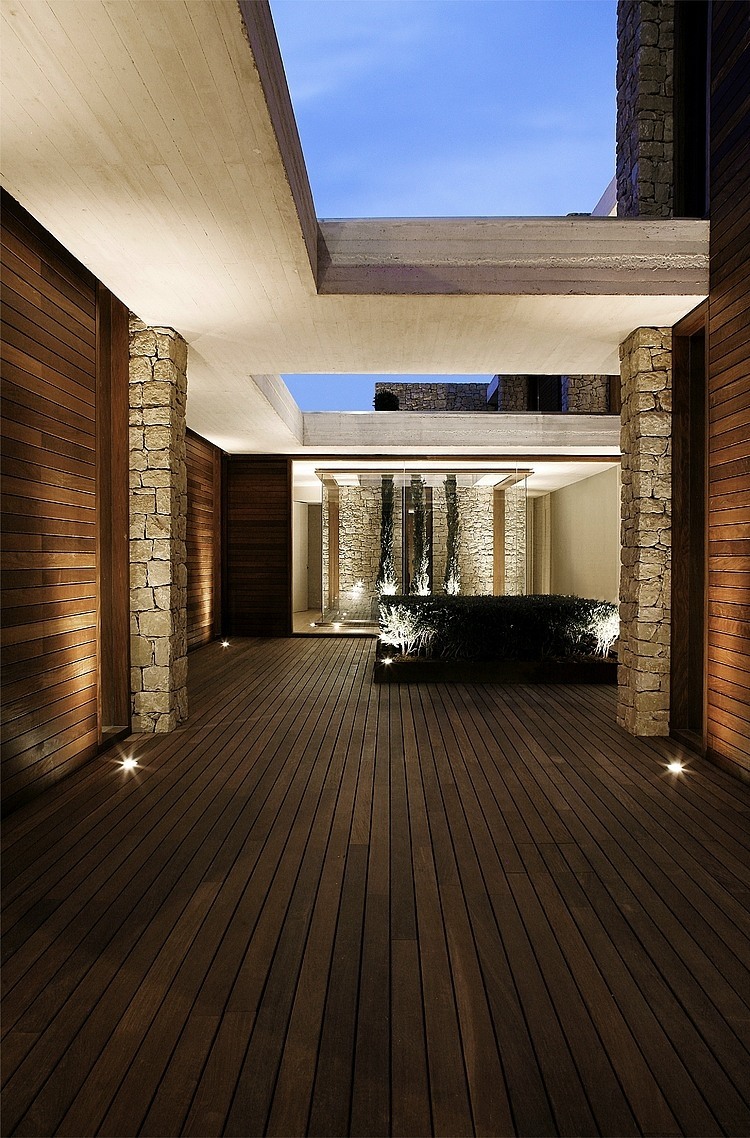 House In Monasterios by Ramon Esteve Estudio