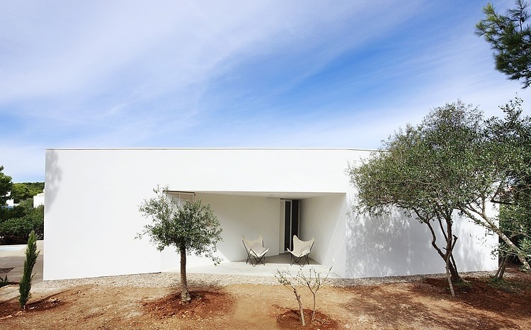 4 Porches and 4 Skylights House by Ferran Vizoso