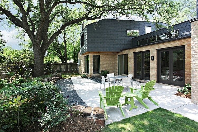 Houston Riverview Way by Tom Hurt Architecture