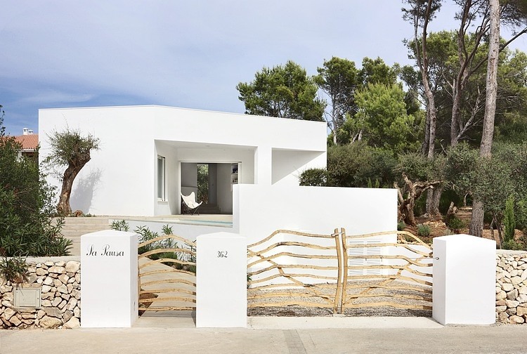4 Porches and 4 Skylights House by Ferran Vizoso