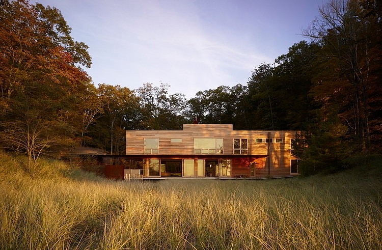 Lake Michigan Retreat by Wheeler Kearns Architects