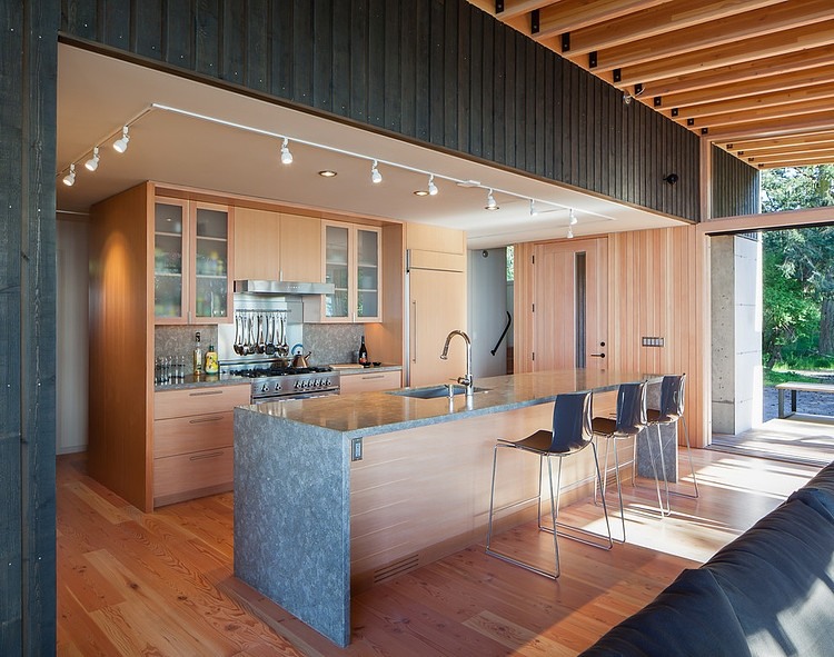 Orcas Island Retreat by Heliotrope Architects