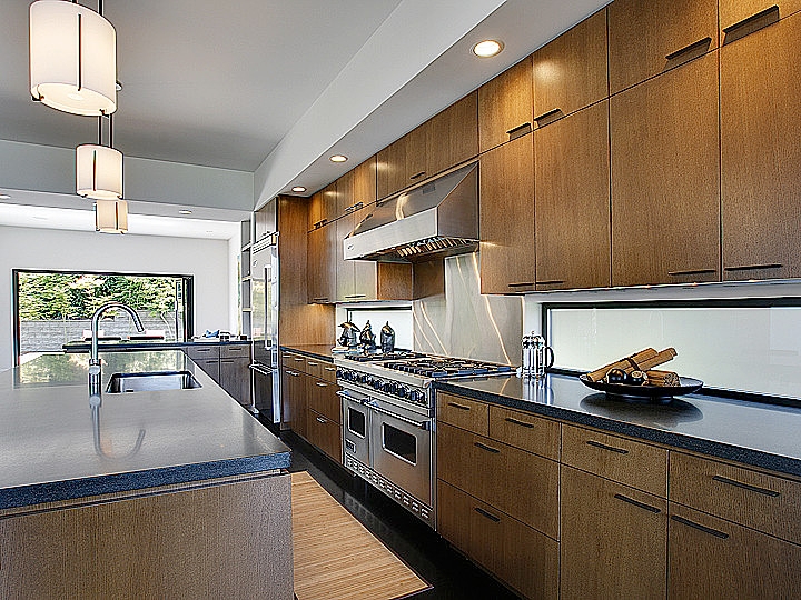 Contemporary Home by Logan's Hammer Building & Renovation